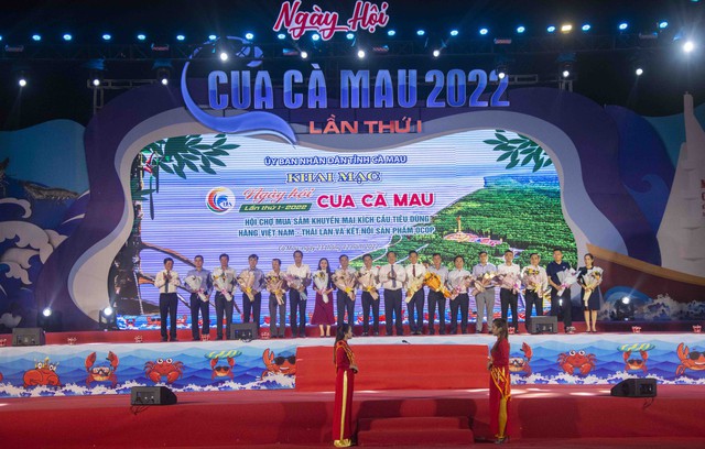 Ông Huỳnh Quốc Việt, Chủ tịch UBND tỉnh Cà Mau và ông Lê Văn Sử - Phó Chủ tịch UBND tỉnh Cà Mau tặng hoa cho các đơn vị tài trợ, đồng hành cùng Ngày hội.