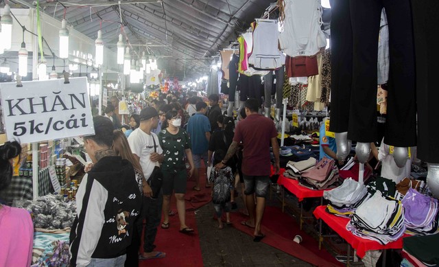 Ngoài ra, khu vực mua sắm bên trong khu thương mại, hội chợ thu hút rất đông người dân đến mua sắm.