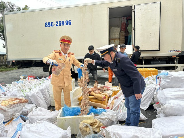 Hà Tĩnh: Lực lượng Công an liên tiếp bắt giữ hơn 3 tấn hàng hoá thực phẩm bẩn - Ảnh 1.