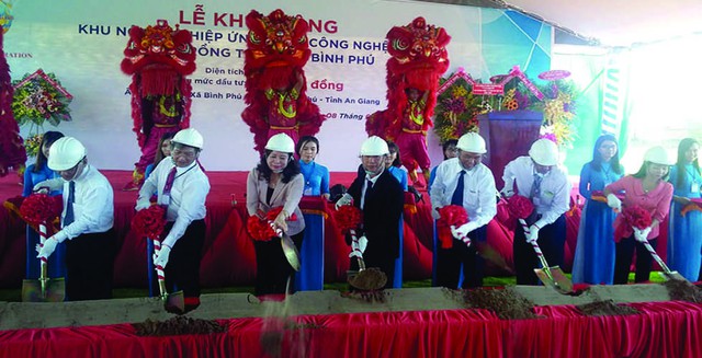 Đại diện lãnh đạo Bộ NN&PTNT, lãnh đạo tỉnh An Giang và tập đoàn Nam Việt thực hiện nghi thức khởi công dự án khu nông nghiệp ứng dụng công nghệ cao nuôi trồng thủy sản Bình Phú.