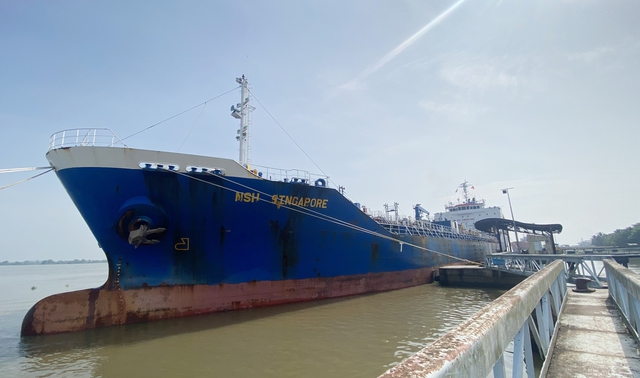 Tàu NSH Singapore (số hiệu 9343754) đã chở lô hàng Xăng ron 95 nhập khẩu với số lượng 8.100 m3 (8.100.000 lít) từ Malaysia cập cảng Tổng Kho Xăng Dầu Nam Sông Hậu - Trà Nóc.