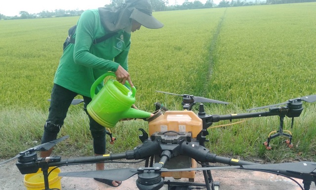Ứng dụng drone phun thuốc BVTV trên cánh đồng canh tác của HTX An Bình.