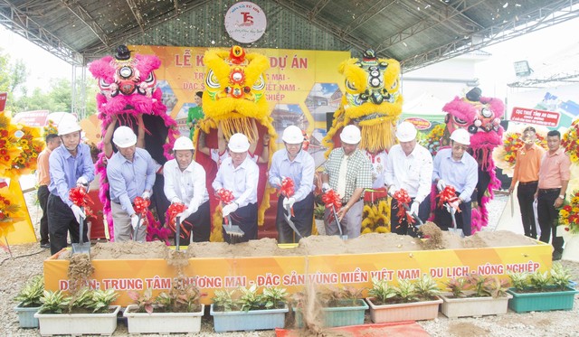 Lãnh đạo tỉnh An Giang thực hiện nghi thức động thổ khởi công dự án Trung tâm thương mại đặc sản vùng miền Việt Nam - Du lịch - Nông nghiệp.