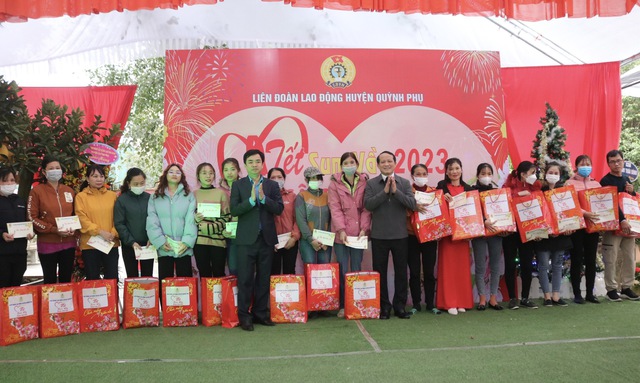 Thái Bình: Hơn 18.000 công nhân lao động huyện Quỳnh Phụ được nhận quà trong dịp Tết 2023. - Ảnh 1.