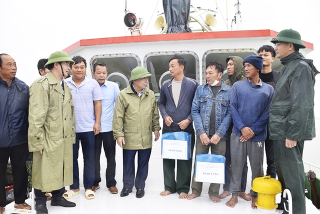 Nghệ An: Lãnh đạo tỉnh thăm hỏi, động viên ngư dân gặp nạn trên biển - Ảnh 2.