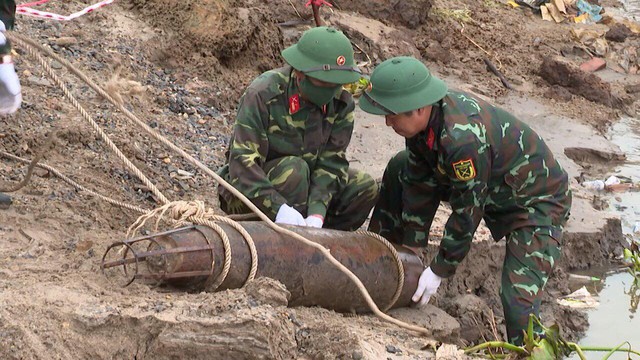 Phú Thọ: Phát hiện và di dời quả bom nặng hơn 100kg - Ảnh 1.