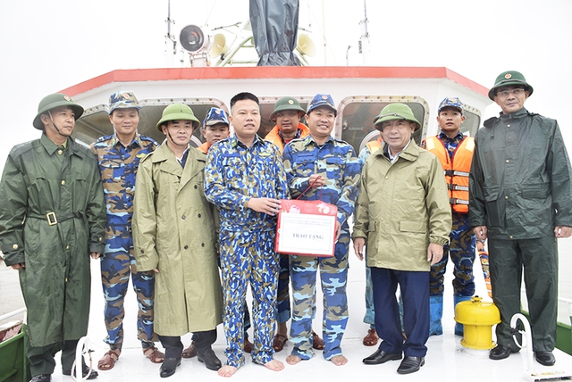 Nghệ An: Lãnh đạo tỉnh thăm hỏi, động viên ngư dân gặp nạn trên biển - Ảnh 3.
