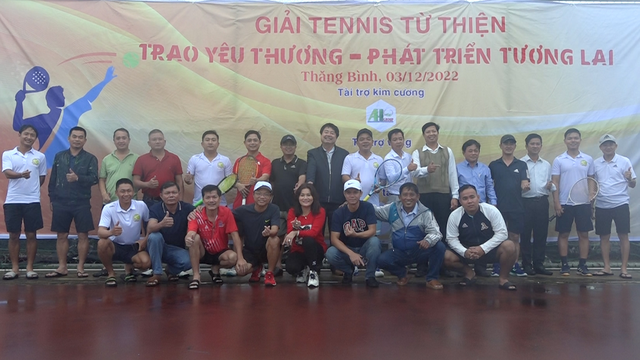 Giải Tennis từ thiện vận động trao 205 triệu hỗ trợ làm nhà và tặng quà học sinh nghèo, khó khăn  - Ảnh 1.