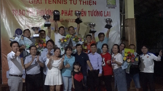 Giải Tennis từ thiện vận động trao 205 triệu hỗ trợ làm nhà và tặng quà học sinh nghèo, khó khăn  - Ảnh 10.