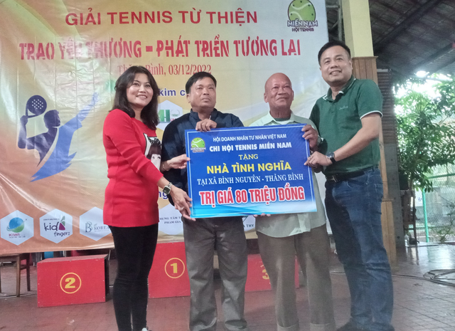 Giải Tennis từ thiện vận động trao 205 triệu hỗ trợ làm nhà và tặng quà học sinh nghèo, khó khăn  - Ảnh 2.