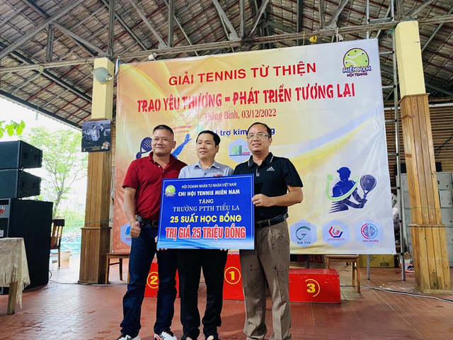 Giải Tennis từ thiện vận động trao 205 triệu hỗ trợ làm nhà và tặng quà học sinh nghèo, khó khăn  - Ảnh 3.
