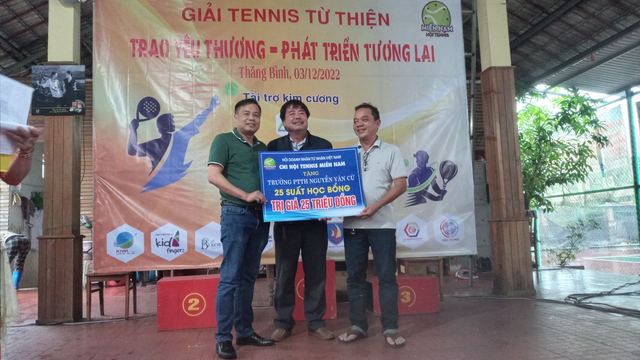 Giải Tennis từ thiện vận động trao 205 triệu hỗ trợ làm nhà và tặng quà học sinh nghèo, khó khăn  - Ảnh 4.
