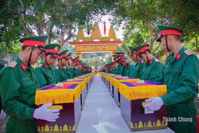 Xúc động lễ đưa tiễn 49 hài cốt chiến sĩ lực lượng vũ trang đoàn kết cứu nước Campuchia về nước.