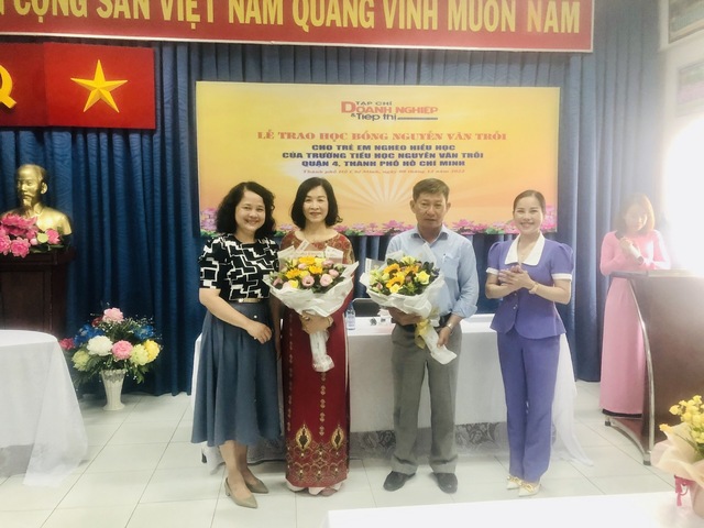 Tạp chí Doanh nghiệp và Tiếp thị trao 25 suất học bổng cho học sinh vượt khó trong học tập tại trường tiểu học Nguyễn Văn Trỗi - Ảnh 1.