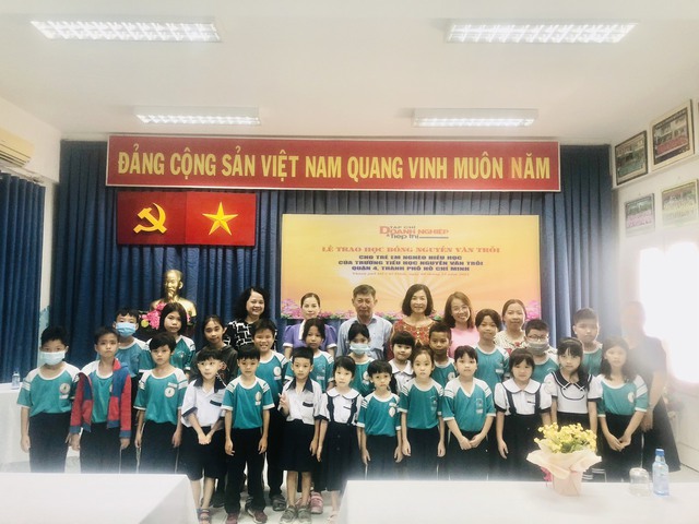 Tạp chí Doanh nghiệp và Tiếp thị trao 25 suất học bổng cho học sinh vượt khó trong học tập tại trường tiểu học Nguyễn Văn Trỗi - Ảnh 5.