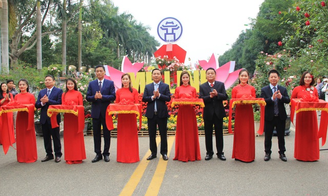 Hà Nội: Khai mạc Lễ hội hoa và Festival nông sản, sản phẩm OCOP tại huyện Mê Linh - Ảnh 1.