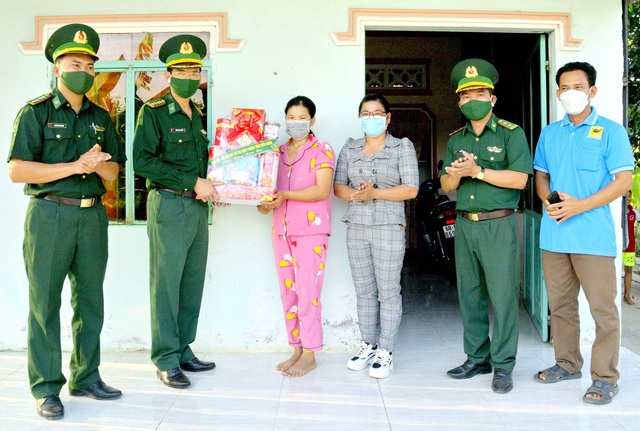 Đại tá Huỳnh Văn Đông - Bí thư Đảng ủy, Chính ủy Bộ đội Biên phòng tỉnh Kiên Giang tặng quà Tết cho người dân.