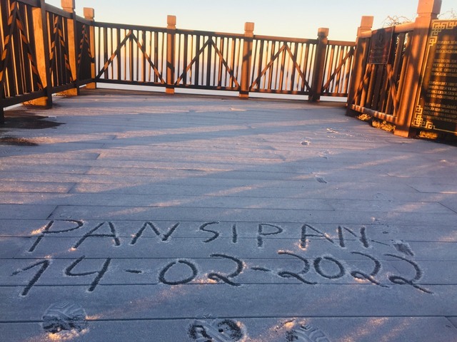 Ngày Valentine, đỉnh Fansipan xuất hiện sương muối phủ trắng - Ảnh 1.