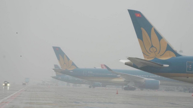 Khoảng 30 chuyến bay không thể hạ cánh do sương mù dày đặc ở miền Bắc - Ảnh 1.