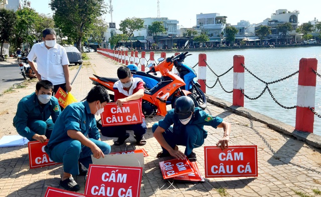 Lực lượng chức năng cắm biển &quot;Cấm câu cá&quot; dọc tuyến đường Huỳnh Cương, Hoàng Văn Thụ.