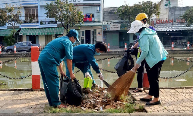Lực lượng Đoàn viên thanh niên, phụ nữ, dân quân tham gia quét rác, dọn chướng ngại vật, thu gom rác thải, phát quang bụi rậm trên các vỉa hè.