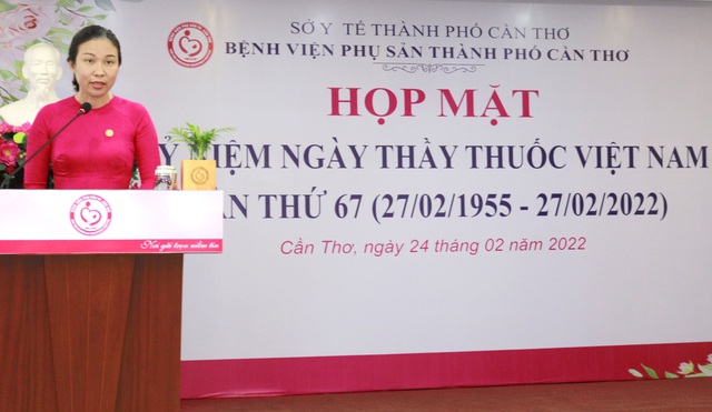 Bà Nguyễn Thụy Thúy Ái - Phó Giám đốc Bệnh viện Phụ sản TP Cần Thơ đã đọc thư Bác Hồ gửi cho ngành Y tế nhân Ngày Thầy thuốc Việt Nam 27/2/1955.