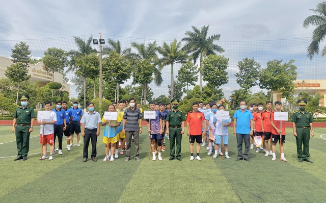 Giải bóng đá mini 5 người gồm 4 đội bóng đến từ Đồn Biên phòng cửa khẩu quốc tế Hà Tiên, Đảng ủy - UBND phường Đông Hồ, Công an TP Hà Tiên và Phòng giáo dục và đào tạo TP Hà Tiên.