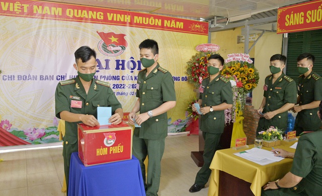 Đoàn viên, thanh niên Ban chỉ huy Biên phòng cửa khẩu cảng Dương Đông bỏ phiếu bầu BCH nhiệm kỳ mới.