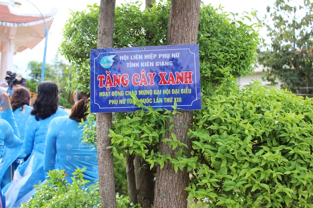 Hội LHPN tỉnh Kiên Giang tặng cây xanh cho khu tưởng niệm Anh hùng lực lượng vũ trang nhân dân, liệt sĩ Hồ Thị Nghiêm, xã Dương Tơ, TP Phú Quốc.