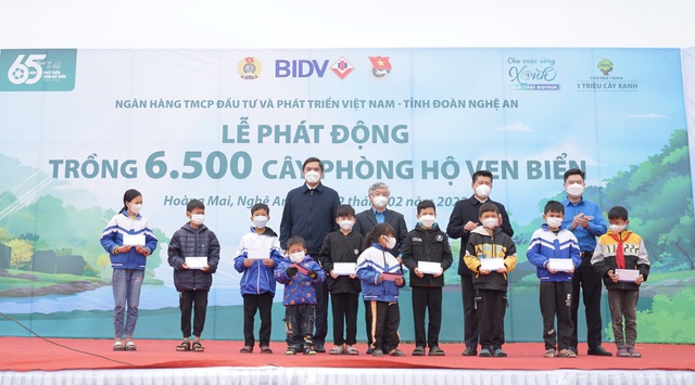 BIDV trao quà cho học sinh có hoàn cảnh khó khăn trên địa bàn xã Quỳnh Liên tại Lễ phát động trồng cây