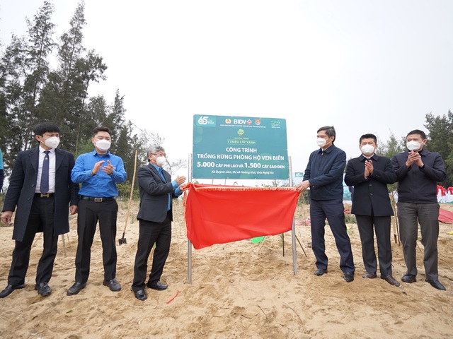 Đại diện các đơn vị khánh thành công trình trồng 6.500 cây xanh phòng hộ ven biển tại xã Quỳnh Liên, thị xã Hoàng Mai, Nghệ An