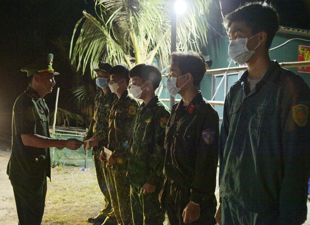 Đại tá Võ Văn Sử - Chỉ huy trưởng Bộ đội Biên phòng tỉnh Kiên Giang chúc tết chốt liên ngành chống dịch.
