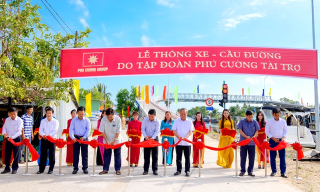Lãnh đạo huyện ủy, UBND huyện Vĩnh Thuận cùng Tập đoàn Phú Cường cắt băng khánh thành Cầu đường nông thôn.