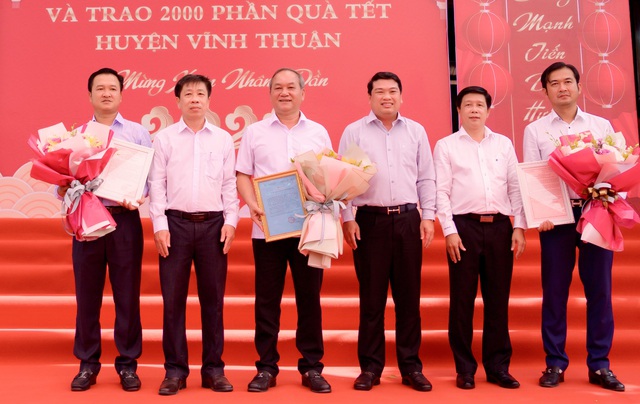 Lãnh đạo huyện ủy, UBND huyện Vĩnh Thuận tặng hoa, trao thư cám ơn cho lãnh đạo Công ty Cổ phần Đầu tư Phú Cường Kiên Giang cùng Công ty Cổ phần chế biến thuỷ sản xuất nhập khẩu Kiên Cường.