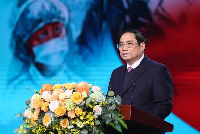 Thủ tướng Phạm Minh Chính phát biểu động viên, tôn vinh lực lượng ngành y tế. Ảnh Dương Giang -TTXVN