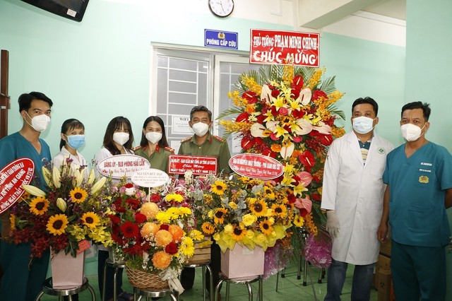 Thủ tướng Phạm Minh Chính tặng hoa chúc mừng đội ngũ y, bác sỹ Bệnh xá Công an tỉnh An Giang trong ngày được vinh danh