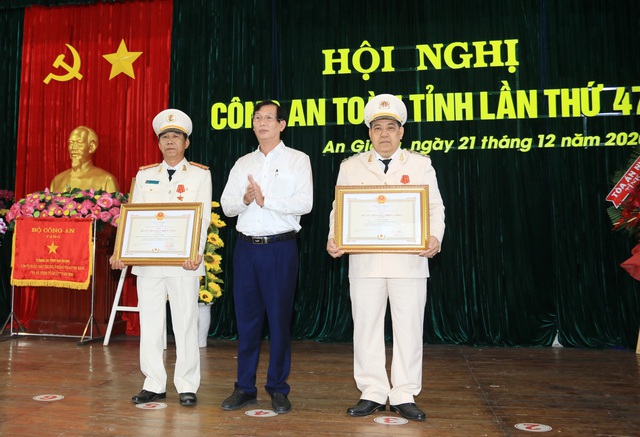Lãnh đạo UBND tỉnh An Giang trao tặng Huân chương Chiến công hạng 3 cho một tập thể và một cá nhân.