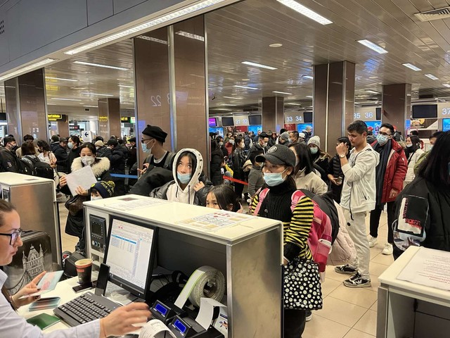 Người dân làm thủ tục tại sân bay Bucharest Rumani