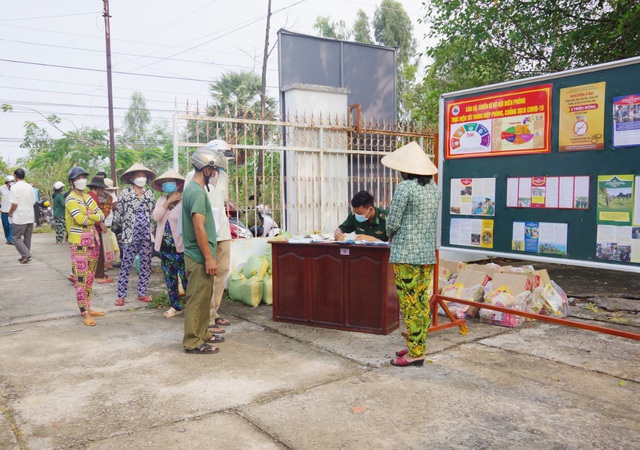 Nhân dân đến đăng ký khám chữa bệnh miễn phí do Quân y đồn Biên phòng Phú Mỹ phối hợp tổ chức.