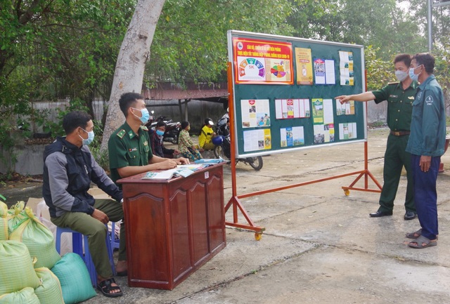 Cán bộ Biên phòng tuyên truyền pháp luật cho bà con biên giới Giang Thành.