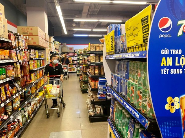 Nhiều siêu thị đã chủ động bình ổn giá, giúp người tiêu dùng yên tâm hơn. Ảnh:
