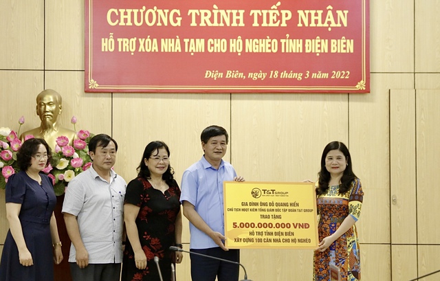 Gia đình ông Đỗ Quang Hiển, Chủ tịch HĐQT kiêm Tổng Giám đốc Tập đoàn T&T Group trao ủng hộ 5 tỷ đồng cho tỉnh Điện Biên.
