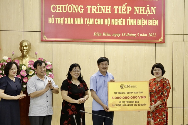 Đại diện Tập đoàn T&T Group trao ủng hộ 5 tỷ đồng cho tỉnh Điện Biên.