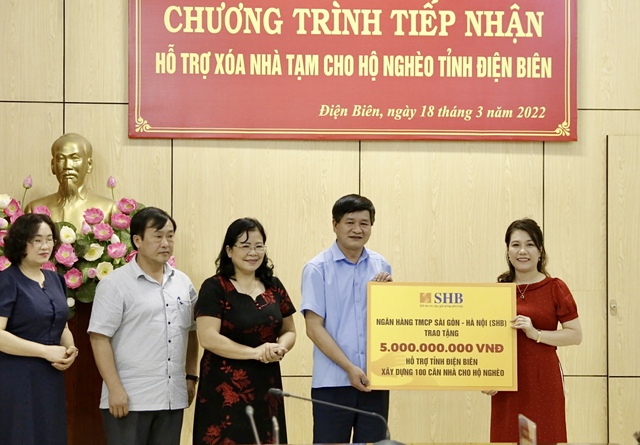 Đại diện Ngân hàng TMCP Sài Gòn – Hà Nội (SHB) trao ủng hộ 5 tỷ đồng cho tỉnh Điện Biên.
