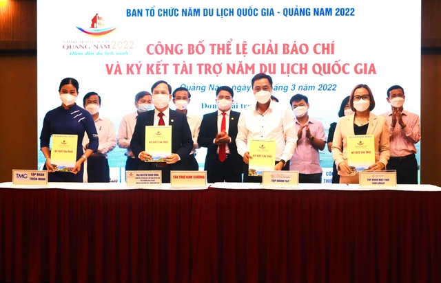 Đại diện Tập đoàn T&T Group ký kết tài trợ 5 tỉ đồng cho Năm Du lịch quốc gia - Quảng Nam 2022.