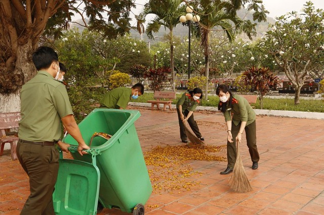 Tham gia dọn vệ sinh khuôn viên và viếng Nghĩa trang liệt sĩ Dốc Bà Đắc