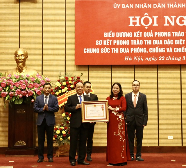 Ông Nguyễn Tất Thắng - Đại diện T&T Group nhận Huân chương Lao động hạng Ba vì những thành tích xuất xắc trong công tác phòng chống dịch COVID-19