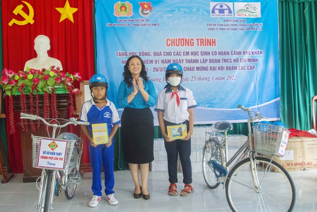 Bà Lê Thị Sương Mai, Chủ tịch LĐLĐ TP. Cần Thơ trao tặng 2 chiếc xe đạp do Công ty Xổ số kiến thiết TP Cần thơ tài trợ cho 2 em học sinh có hoàn cảnh khó khăn trên địa bàn xã.