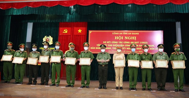 Đại tá Đinh Văn Nơi - Giám đốc Công an tỉnh trao Bằng khen của Bộ Công an cho các cá nhân.