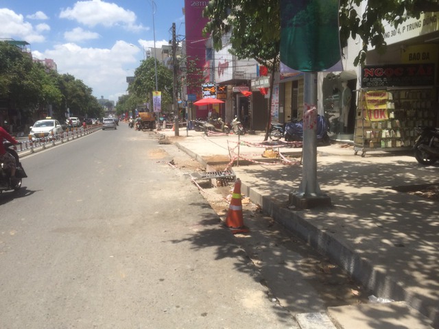 TP Biên Hòa (Đồng Nai): Làm vỉa hè theo kiểu…rùa bò!  - Ảnh 1.